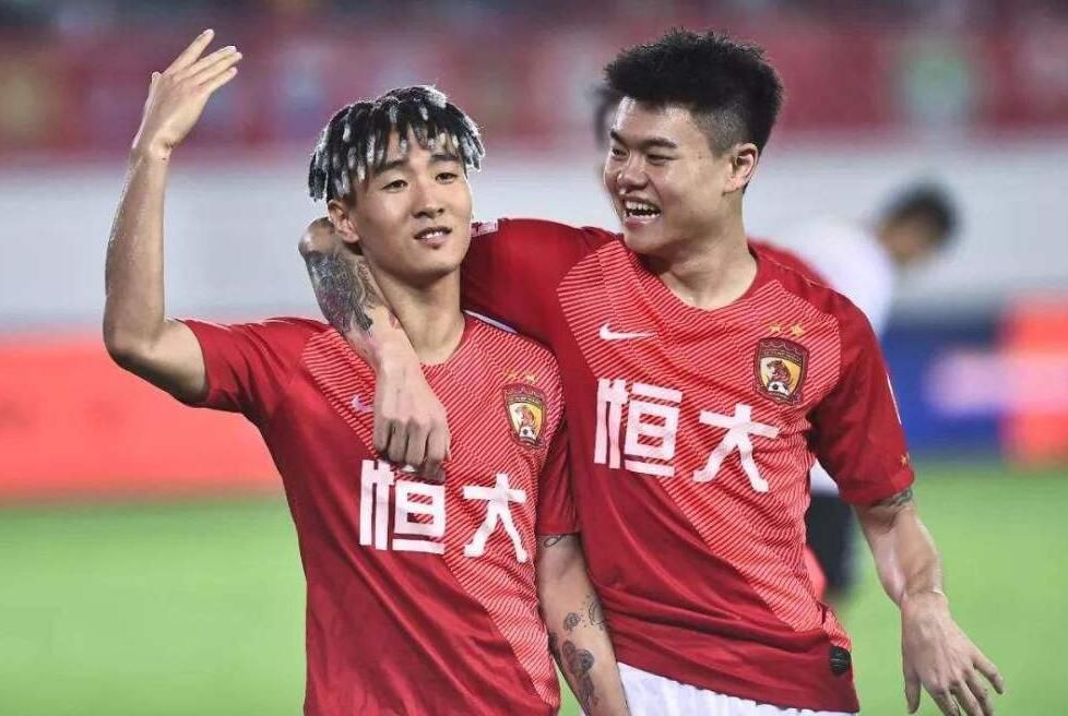 此前有多家意媒称罗马、米兰有意租借查洛巴，但根据FIFA新规，切尔西已无法外租球员。